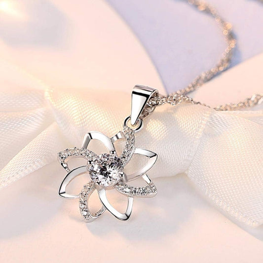 Fashion 18ct White Gold Plated on Silver and Base Flower Pendant.18 inches,Prince of Wales Chain,Diamond Cut Twist Curb Necklace Chain Women Jewelery